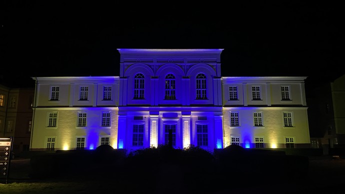 Das illuminierte Haus 07 als sichtbares Zeichen für Solidarität.