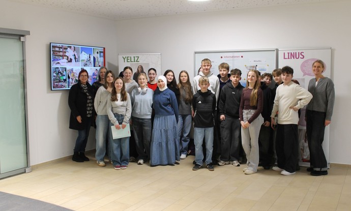 Schüler:innen erkunden Ausstellung im LWL-Klinikum Marsberg zum Coming-out im ländlichen Raum