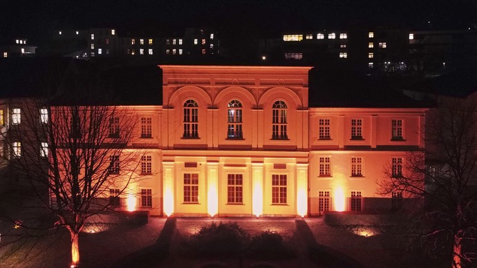 Das Haus 07 erstrahlt in Orange, um ein Zeichen gegen Gewalt an Frauen zu setzen.